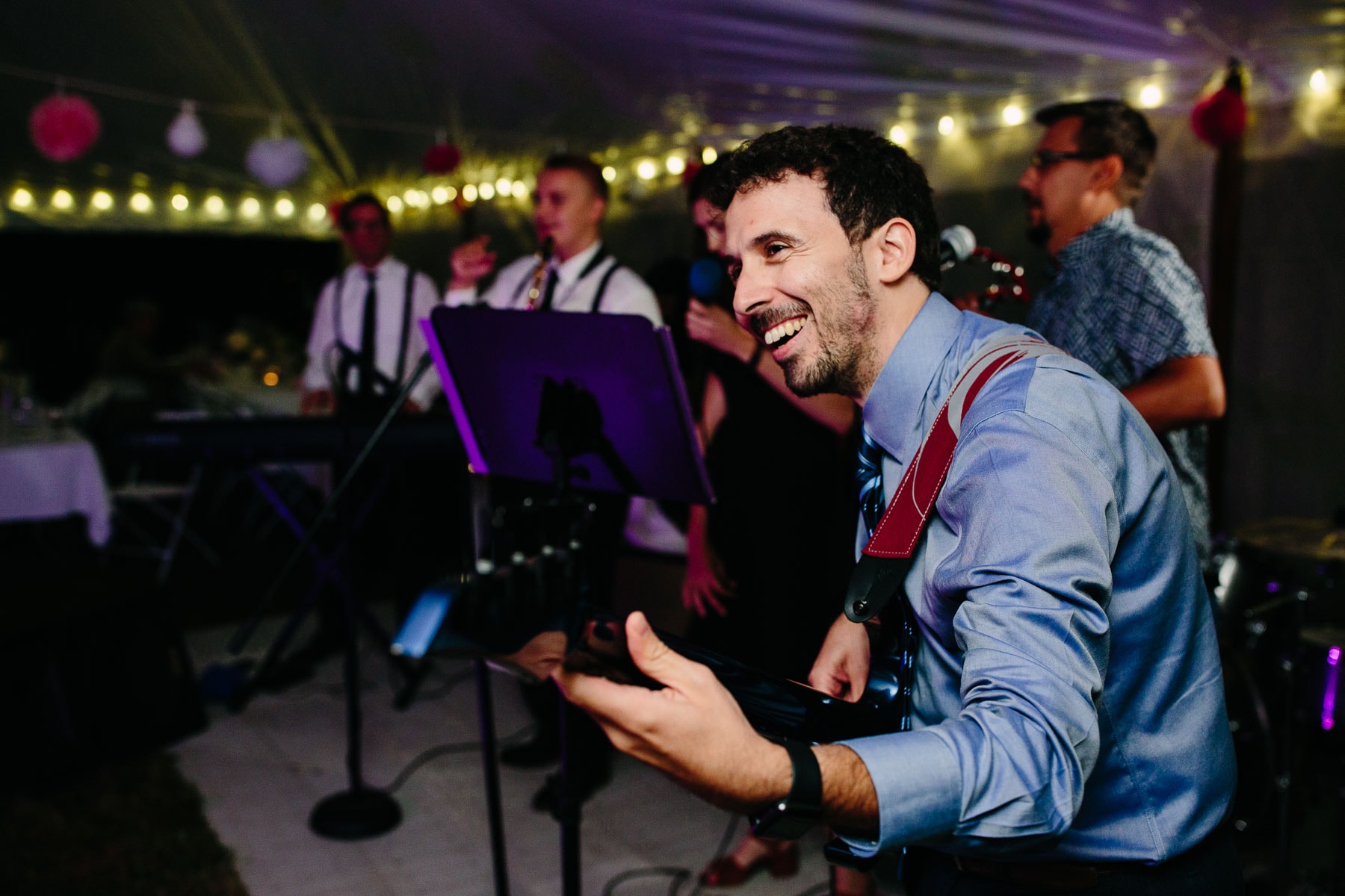 friends provide music at a backyard wedding | Kelly Benvenuto Photography