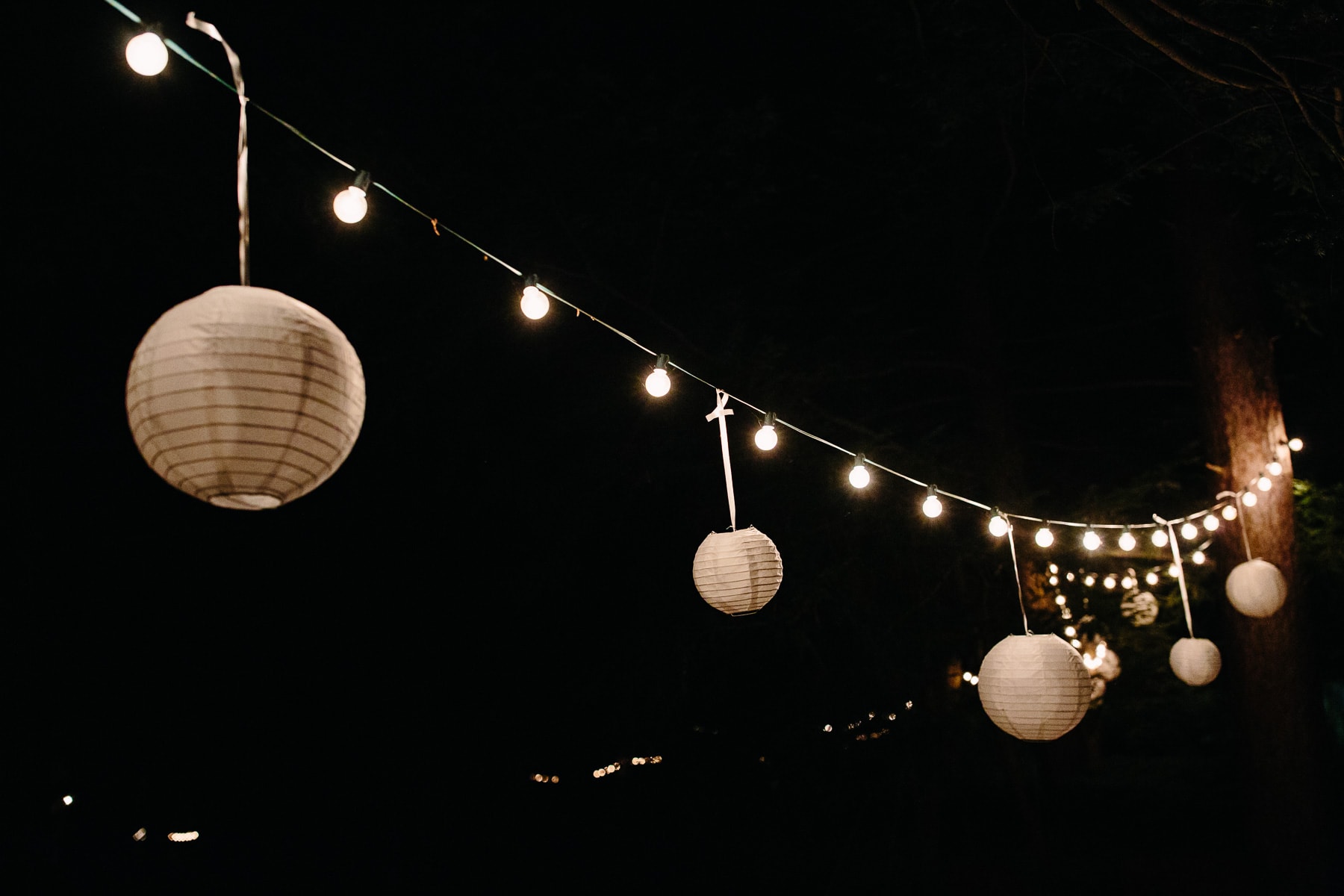 detail of bistro lights and paper lanterns | Kelly Benvenuto Photography