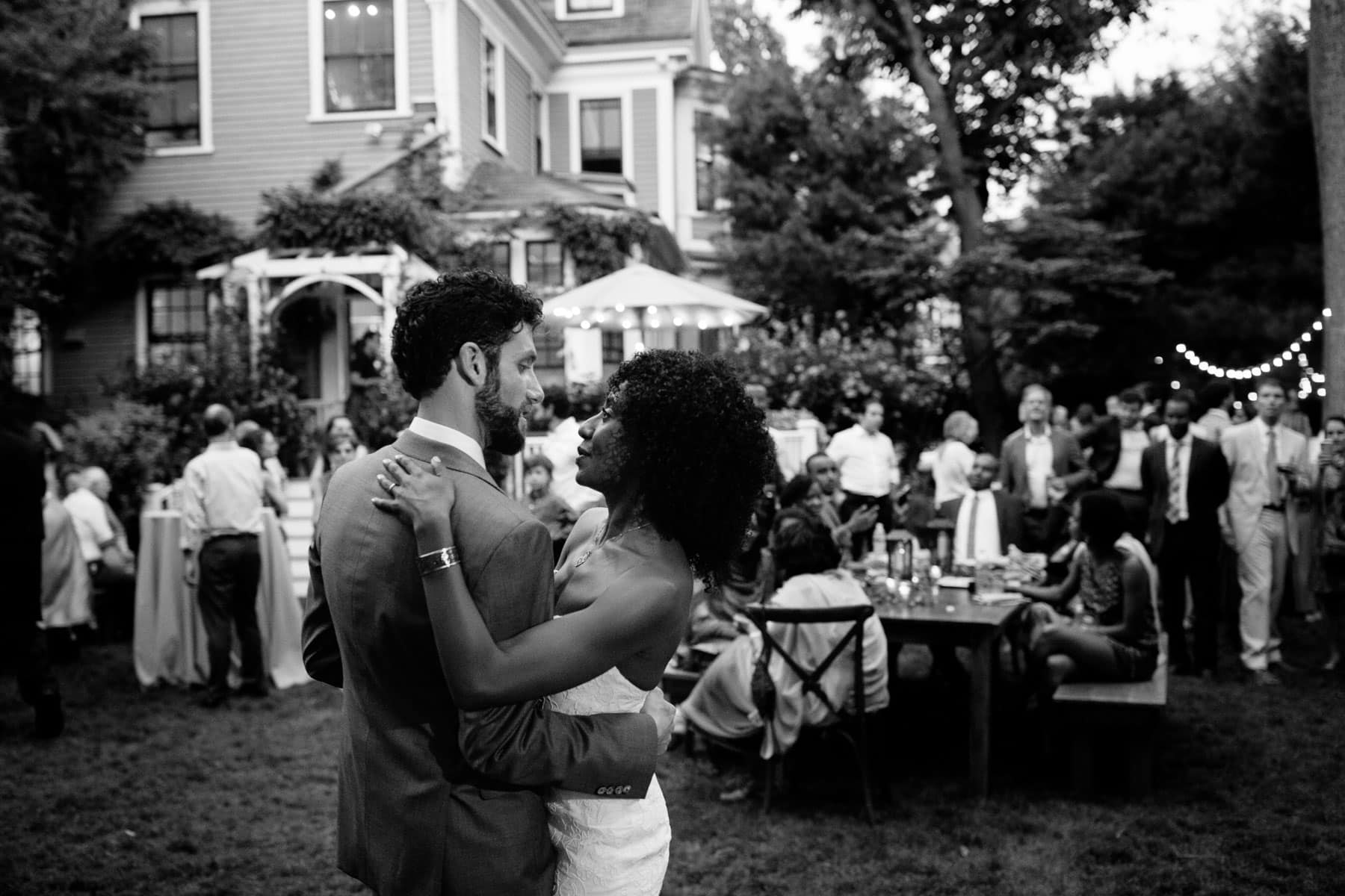 Cambridge wedding photography | a first dance in the backyard at twilight | Kelly Benvenuto Photography