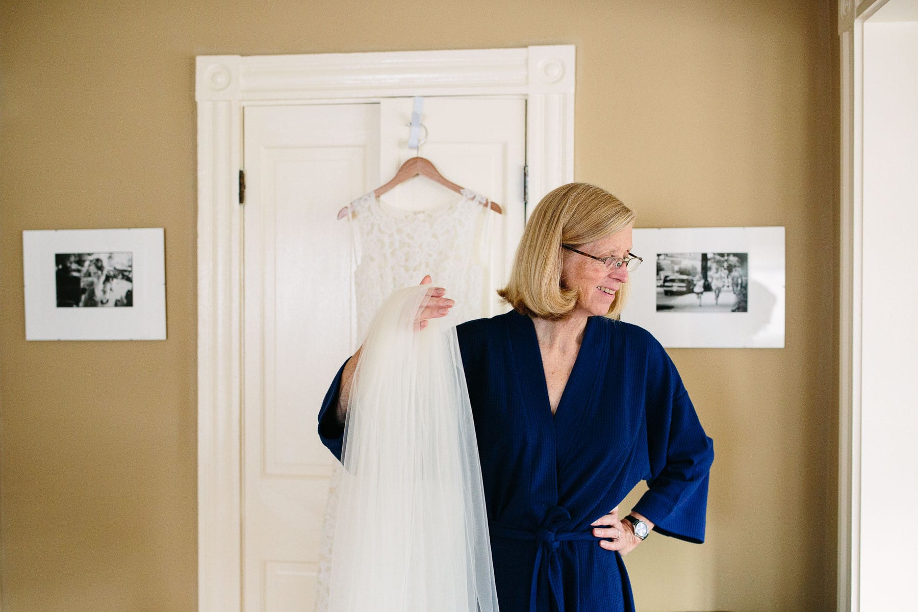scenes from getting ready for a wedding in bride's childhood home | Kelly Benvenuto Photography