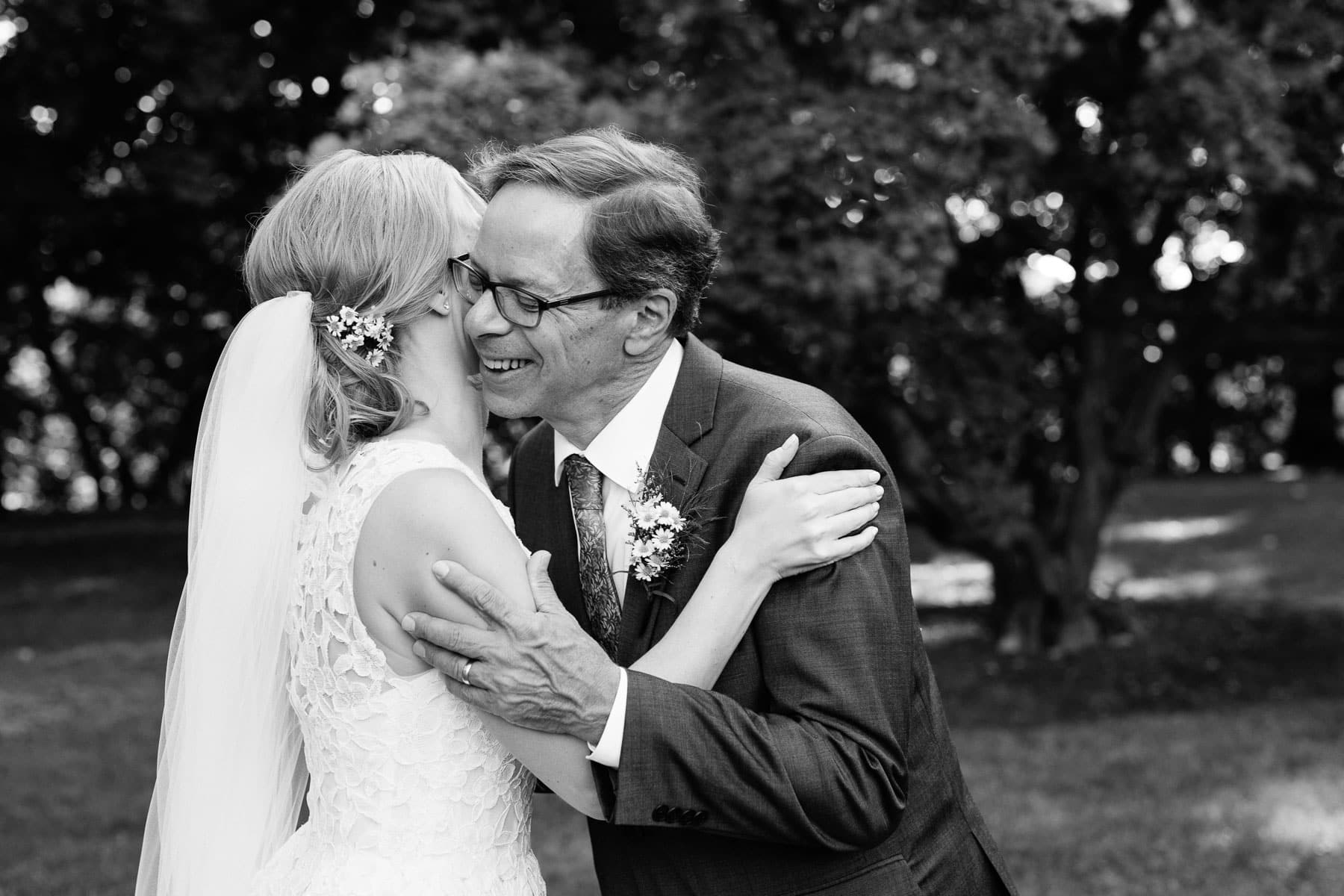 bride and dad hug | Kelly Benvenuto Photography
