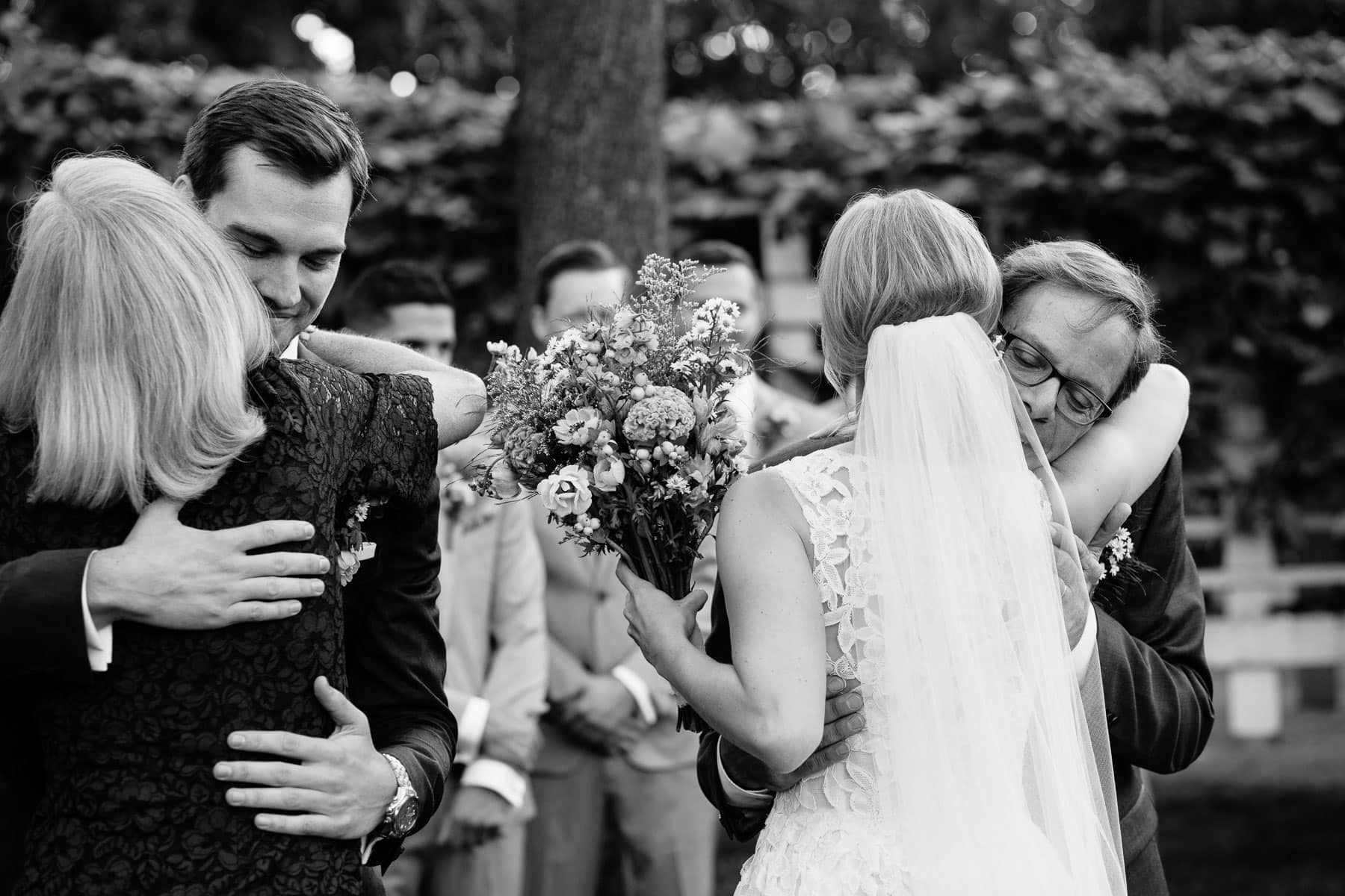 exchanging hugs during the wedding ceremony | Kelly Benvenuto Photography