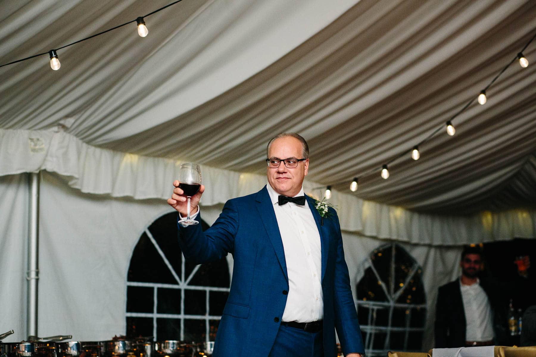 father offers a toast | Kelly Benvenuto Photography